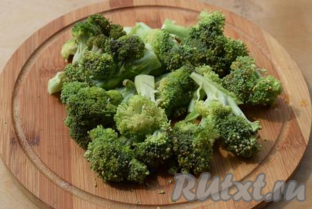 Для начала разберем брокколи&nbsp;на соцветия&nbsp;и нарежем ножки на маленькие кусочки.