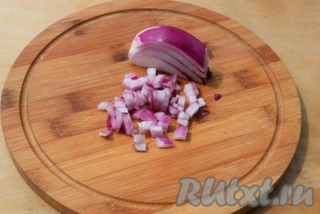Лук чистим и шинкуем мелко.