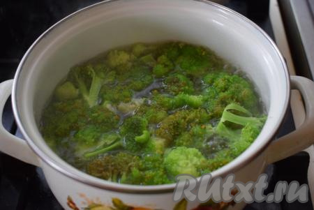 Варим с момента закипания 3 минуты и сливаем воду.