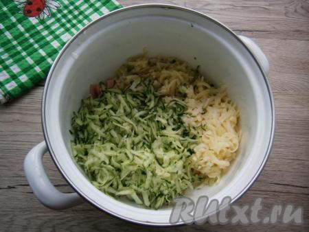 Картофель очистить и натереть на крупной терке вместе со свежими огурцами, выложить к колбасе.