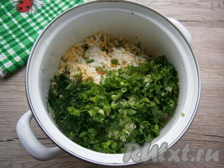 Добавить натертые вареные яйца и мелко нарезанные зелёный лук, укроп, петрушку.