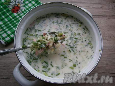 Разбавить блюдо сывороткой до нужной вам густоты. Окрошку посолить, всыпать немного сахара, перемешать и охладить.