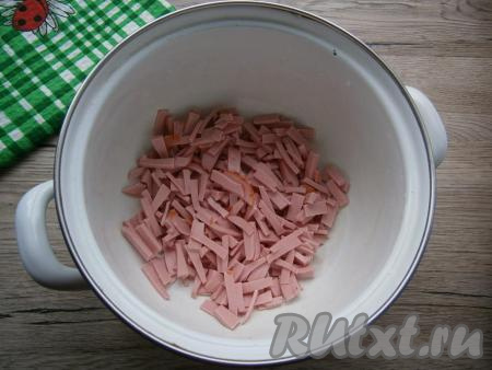 Вареную колбасу нарезать тонкими брусочками (или соломкой), можно натереть и на крупной терке.