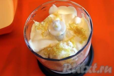 Творог можно взять любой жирности. Лимон вымойте, обсушите, снимите с него 1-1,5 чайных ложки цедры, не затрагивая белый слой, находящийся под ней. Для приготовления крема соедините творог, сметану, сахар и цедру лимона. Я соединила в чаше блендера, можно соединить в глубокой миске.