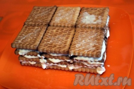 Повторите ещё 2 раза слои, пропитывая каждое печенья в молоке и выкладывая по 1 столовой ложке крема поверх каждой печенюшки. Завершающим слоем выложить оставшиеся 6 печенюшек, пропитав их молоком.