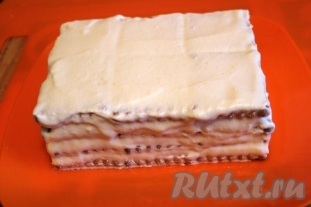 Верх и бока торта из печенья покройте творожным кремом.