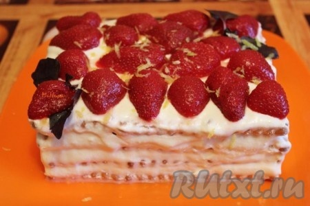 Торт из печенья и творожного крема украсьте фруктами или ягодами (я украсила клубникой из компота, лимонной цедрой, листочками базилика).