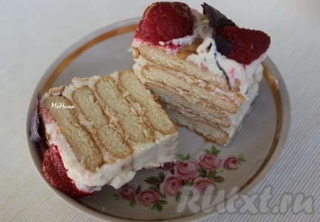 Вот так достаточно просто, даже без выпечки, можно приготовить аппетитный, вкусный торт из печенья, пропитанный творожным кремом.