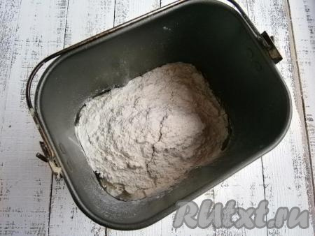 В ведерко хлебопечки влить теплую воду (температура воды должна быть не более 40 градусов) и растительное масло. Всыпать просеянную муку.