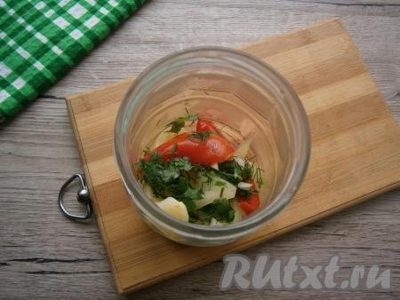 Складывать перец, утрамбовывая, в предварительно простерилизованные баночки, пересыпая его зеленью с чесноком.