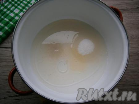 В кастрюлю влить уксус и растительное масло, добавить соль и сахар, поставить маринад на огонь и довести до кипения.