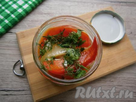 В маринад выкладывать следующую порцию перца и также отваривать 3-4 минуты. Баночки наполнять плотно и доверху. Маринад добавить в банки, чтобы перец им полностью был покрыт.