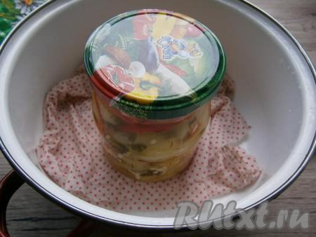 Накрыть баночки с перцем простерилизованными крышками, поместить в кастрюлю, на дно которой положить тряпочку.&nbsp;