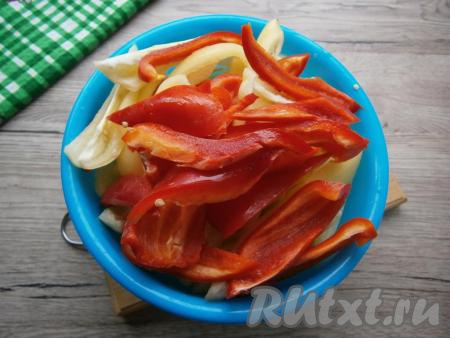 Нарезать перец вдоль на части.