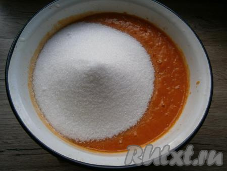 Добавить сахар, хорошо перемешать.