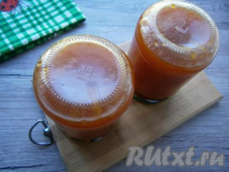 Закрутить прокипяченными крышками, перевернуть.