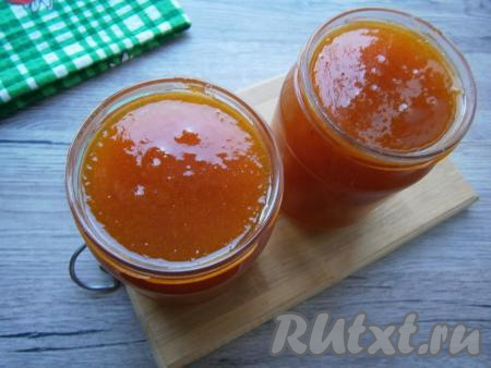 Разлить джем по простерилизованным сухим баночкам.