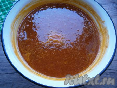 Поставить емкость с абрикосовым пюре на небольшой огонь. При периодическом помешивании&nbsp;довести его до кипения. Далее&nbsp;также&nbsp;на медленном огне, при частом помешивании, варить джем в течение 40-50 минут.&nbsp; За 10 минут до готовности добавить лимонную кислоту. Джем должен увариться, примерно, на треть объема.