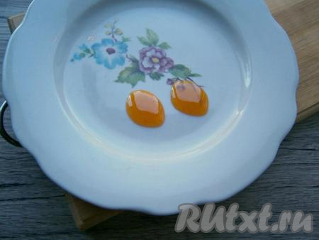 Проверить нужную&nbsp;вам густоту джема можно по капле на тарелке, если при остывании она не растекается - джем готов.