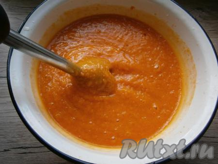 Погружным блендером измельчить абрикосы в пюре.