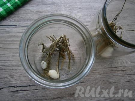 В чисто вымытые баночки поместить по веточке укропа и по 1-2 очищенных зубчика чеснока.