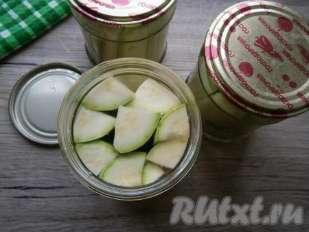 Залить кабачки кипятком и оставить их на 10 минут.