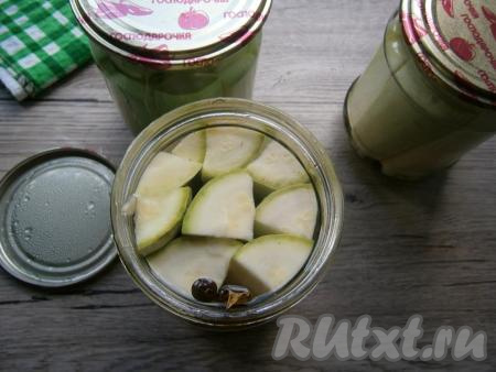 Воду из банок слить в раковину, а кабачки залить кипящим маринадом.