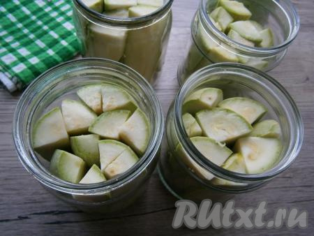 Вы можете делать дольки тоньше, если кабачки толстые. Наполнить банки плотненько дольками кабачков вертикально.