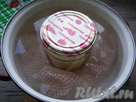 Поставить банку с кабачками&nbsp;в кастрюлю, на дно которой поместить тряпочку, влить горячую воду до "плечиков" банки, поставить на средний огонь и дать воде закипеть. 0,5-литровые баночки с кабачками стерилизовать 10 минут с момента закипания воды на среднем огне (литровые банки стерилизовать 15 минут).