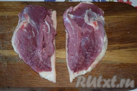 Промоем филе утки и обсушим при помощи бумажных полотенец.