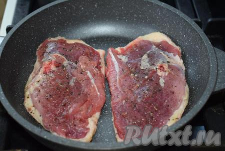 Разогреваем сковороду без добавления масла. Кладем&nbsp;на разогретую сковороду грудки кожицей вниз и обжариваем на среднем огне, примерно, 8-10 минут (до румяной корочки).