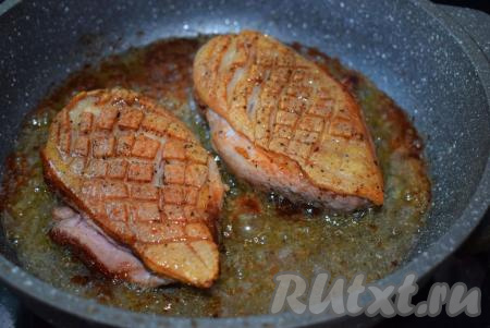 Затем переворачиваем грудки и обжариваем их в вытопившемся жиру еще 3-5 минут (до подрумянивания). Можно обжаривать утиные грудки и в мультиварке, но по времени приготовления так получится дольше, так как чашу мультиварки после жарки грудок надо будет вымыть (а для этого её нужно будет вначале немного охладить) и&nbsp;затем уже в вымытой чаше запекать мясо. Пока же грудки обжариваются на сковороде, можно включить мультиварку на разогрев и, как только мясо обжарилось, сразу отправить запекаться в мультиварку.