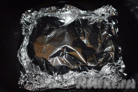 Мультиварку ставим на режим "Мультиповар", выбираем температуру 100 градусов и запекаем утиные грудки 20 минут (если у вас нет функции "Мультиповар", то можно воспользоваться функцией "Выпечка", но тогда время приготовления надо будет сократить до 15 минут).