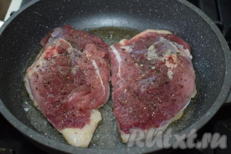 Утка - довольно жирная птица и в процессе обжаривания выделит много жира.