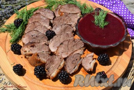  Готовые грудки достаем из фольги и нарезаем на порционные кусочки . 