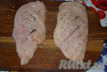 Посолим и поперчим утиные грудки с обеих сторон и оставим пропитаться на 10 минут.