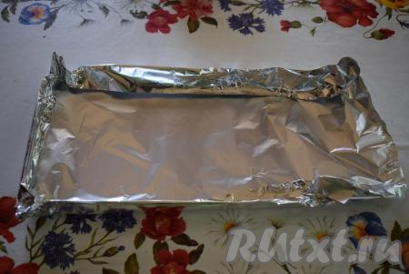 Пока грудки обжариваются, делаем кармашек из фольги.