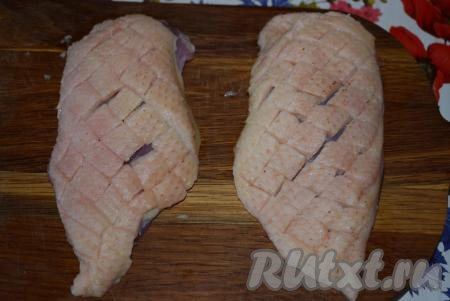 Надрежем ножом кожицу утки ромбиками (ка на фото) так, чтобы не касаться мяса.