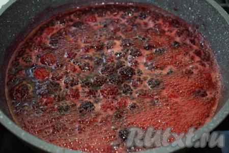 Снимаем сковороду (или кастрюлю) с огня и остужаем массу с ягодами.