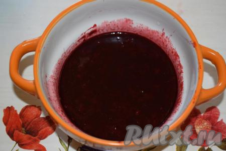 Получившийся соус из ежевики опять отправляем на сковороду (или в кастрюлю) и ставим на медленный огонь.