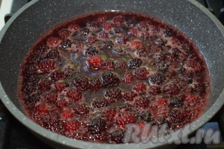 За это время ежевика сварится и даст много сока, нужного нам для соуса.