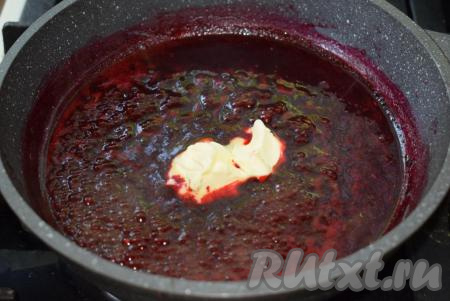 Венчиком перемешиваем соус&nbsp;до растворения комочков муки. Доводим соус до закипания и выключаем огонь. В горячий ежевичный соус&nbsp;добавляем кусочек сливочного масла и хорошо перемешиваем.