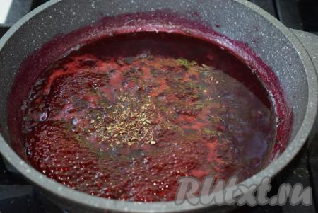 Соус доводим до загустения, томя на медленном огне примерно 8-10 минут.