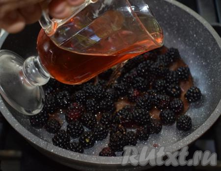 На сковороду (или в кастрюлю с толстым дном) выкладываем ягоды и выливаем вино.