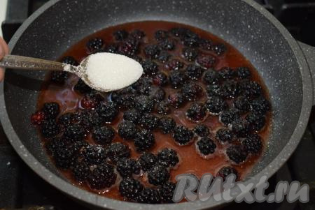 Ставим сковороду (или кастрюлю) на огонь, добавляем корицу, сахар,&nbsp;доводим до кипения, уменьшаем огонь и выпариваем вино, примерно, 8-10 минут.