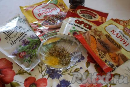 Подготавливаем специи и соль, добавляем их в загустевший ежевичный соус.