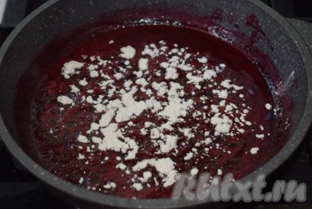 Далее добавляем воду,&nbsp;доводим массу до кипения на медленном огне и всыпаем муку.