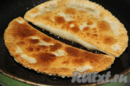 Жарить чебуреки на среднем огне с двух сторон до золотистого цвета. Жарятся они довольно быстро.&nbsp;