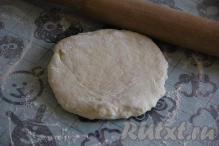Как только тесто соберётся в ком, тщательно его вымесить до однородного и гладкого состояния. Тесто получится, как на пельмени.