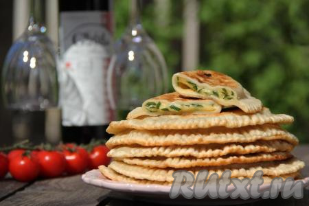 Готовые чебуреки выложить на бумажные полотенца, чтобы убрать лишнее масло. Очень вкусные чебуреки с сыром и зеленью подаём к столу с пылу с жару.